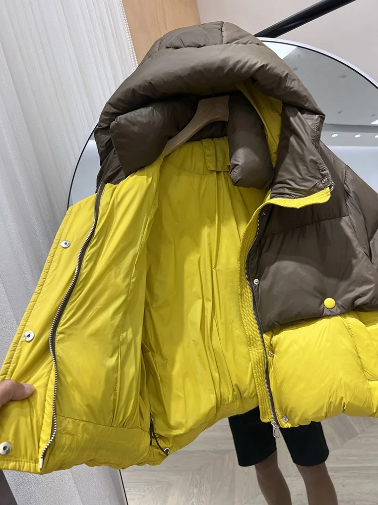 سترة نسائية بغطاء للرأس بألوان محظورة طراز قصير لشتاء 2025 موضة جديدة تصميم زر خلفي سترة بيضاء من أسفل البط