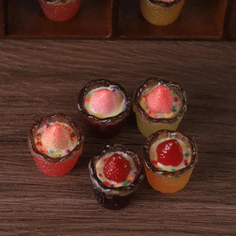5 Stück Kawaii Erdbeer-Crisp-Dessertbecher DIY-Zubehör für Schmuck Großhandel Miniatur-Bastelbedarf Puppenhaus-Dekoration