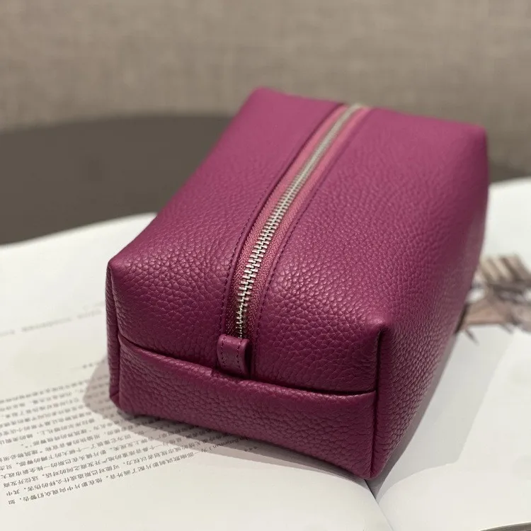 The first layer of cowhide is simple, quiet and luxurious, travel on business, portable cosmetic bag, soft leathe toilet bag