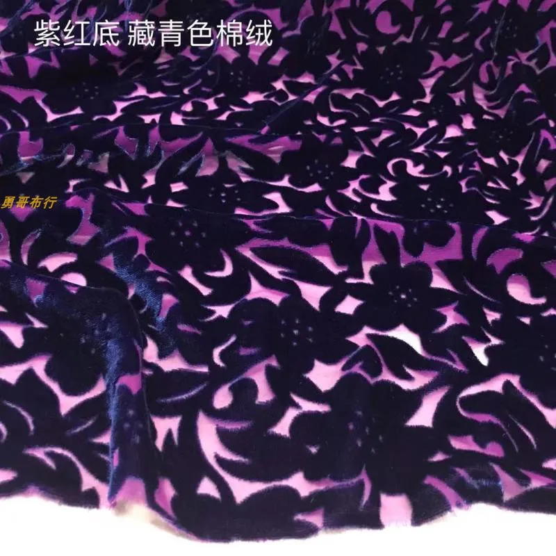 Abito morbido leggermente trasparente in cotone con fondo in tessuto di velluto inciso in seta verde scuro Cheongsam formale