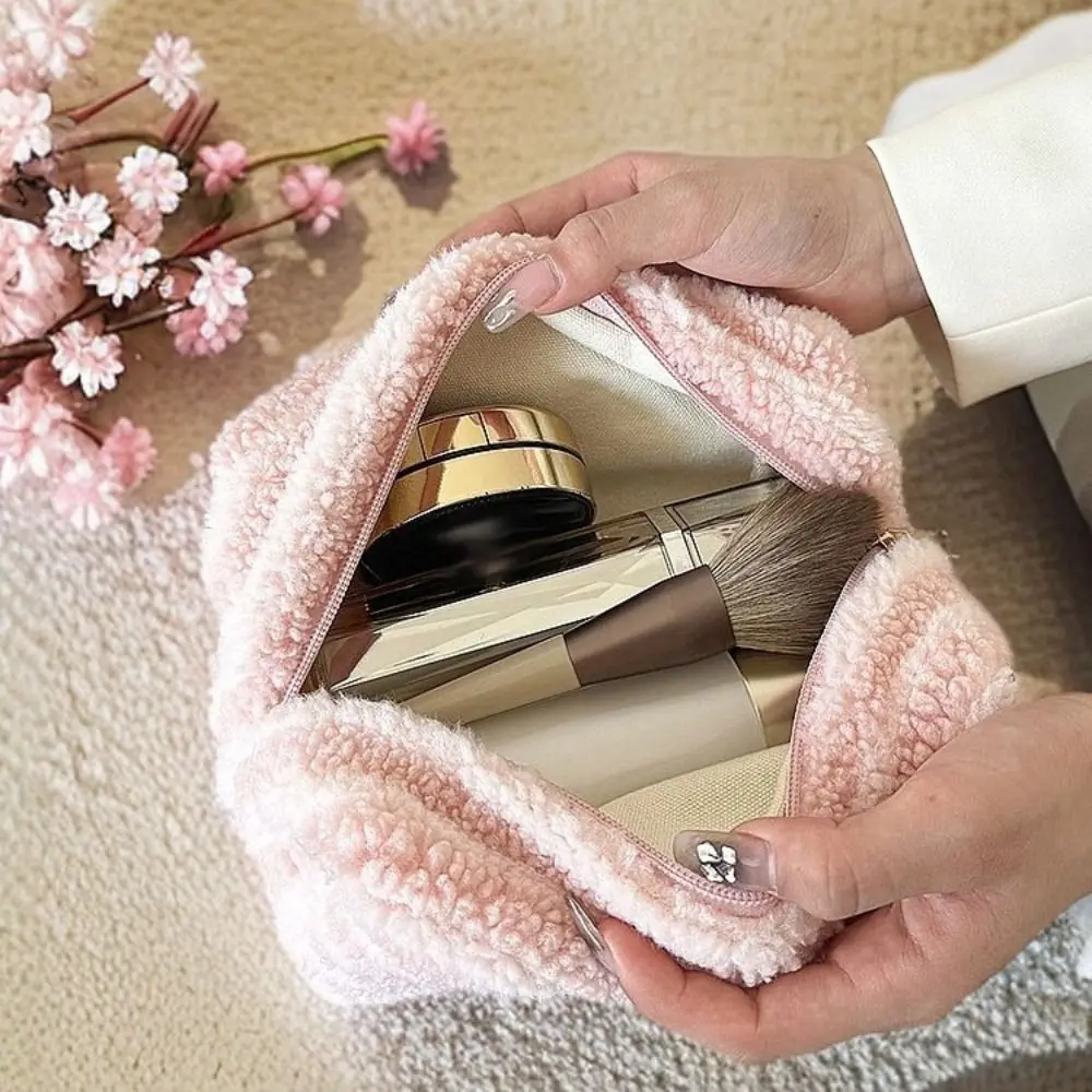 مادة ناعمة من القطيفة حقيبة مستحضرات تجميل وظيفة التخزين مخلب نمط السفر حقيبة مستحضرات التجميل شريط لطيف تصميم مقلمة استخدام السفر