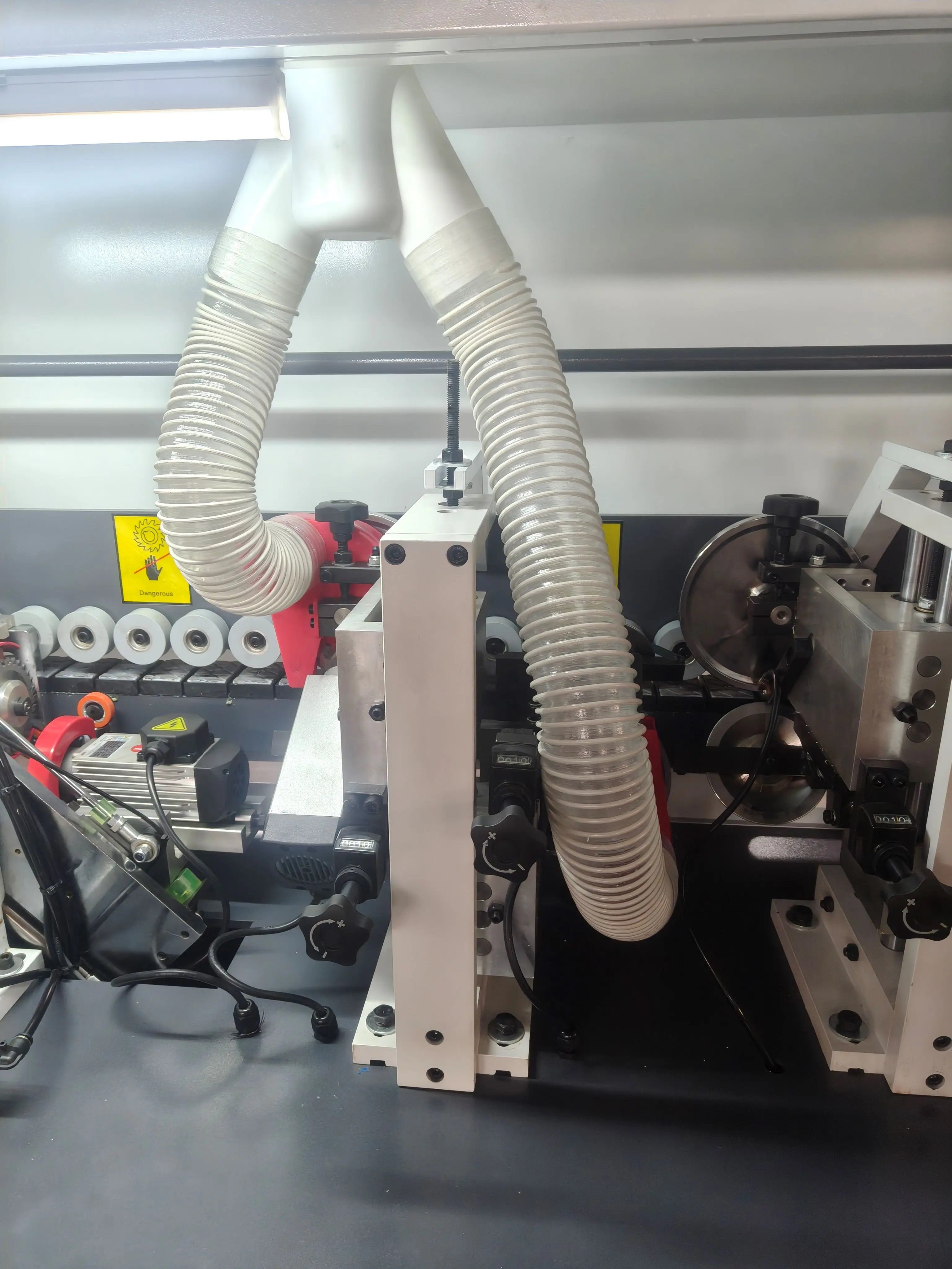 Automatyczna maszyna do obróbki krawędzi PVC z pięcioma funkcjami klejenia krawędzi do zakładów produkcyjnych paneli na bazie drewna