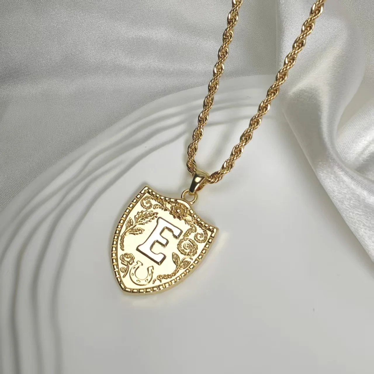 Goldene Schild-Anhänger-Halskette mit Initialen für Frauen, Hufeisen-Charm mit gedrehter Kabelkette, Schmuckgeschenk – Detail 4