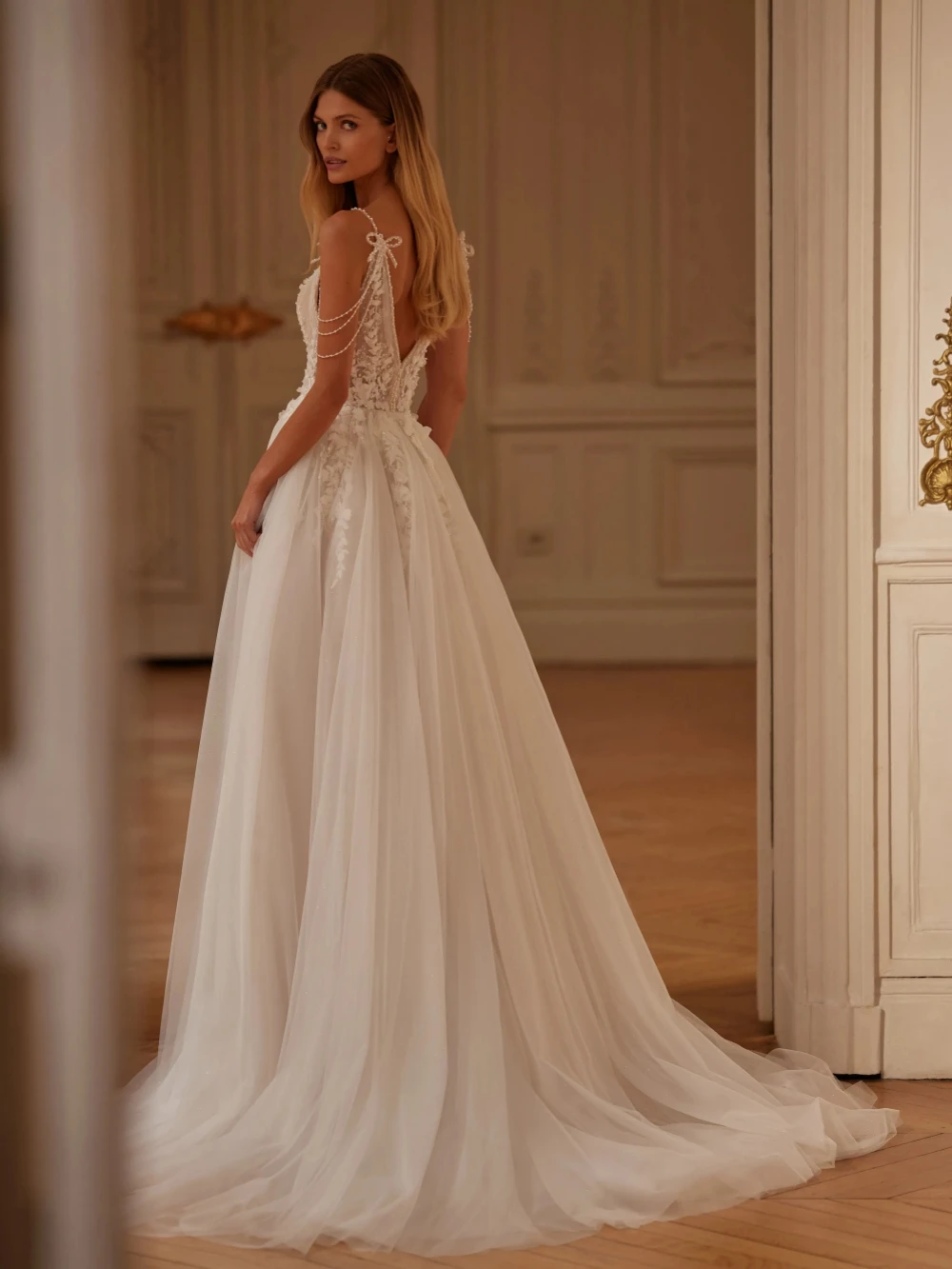 우아한 진주 3D 꽃 웨딩 드레스 섹시한 얇은 스트랩 백리스 신부 가운 맞춤형 반짝이 Tulle 긴 드레스 신부를위한