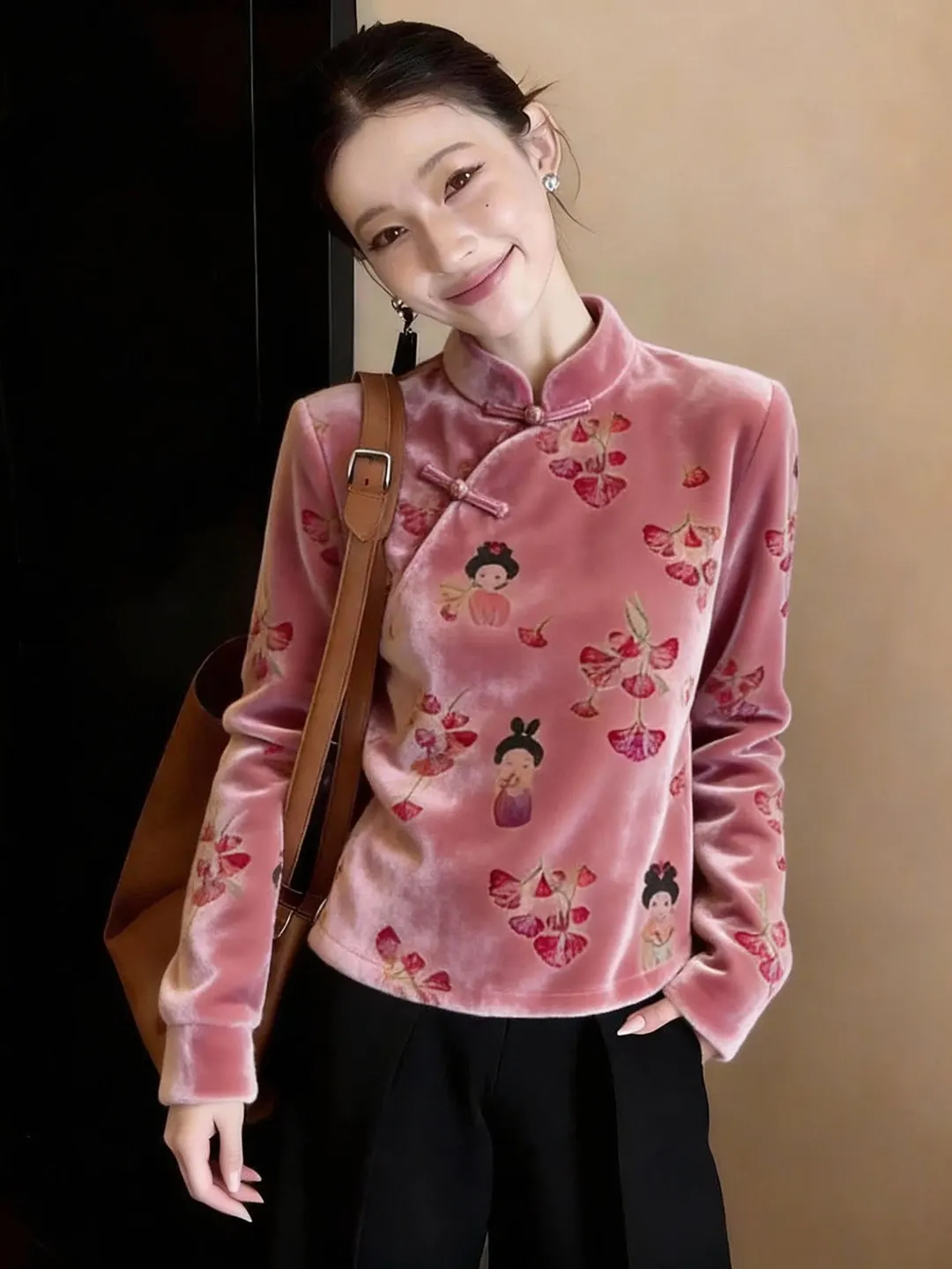 

Новая китайская женская рубашка с длинным рукавом, розовым принтом, элегантная, роскошная, модная, универсальная, с боковыми пуговицами, для повседневной носки, осень-зима