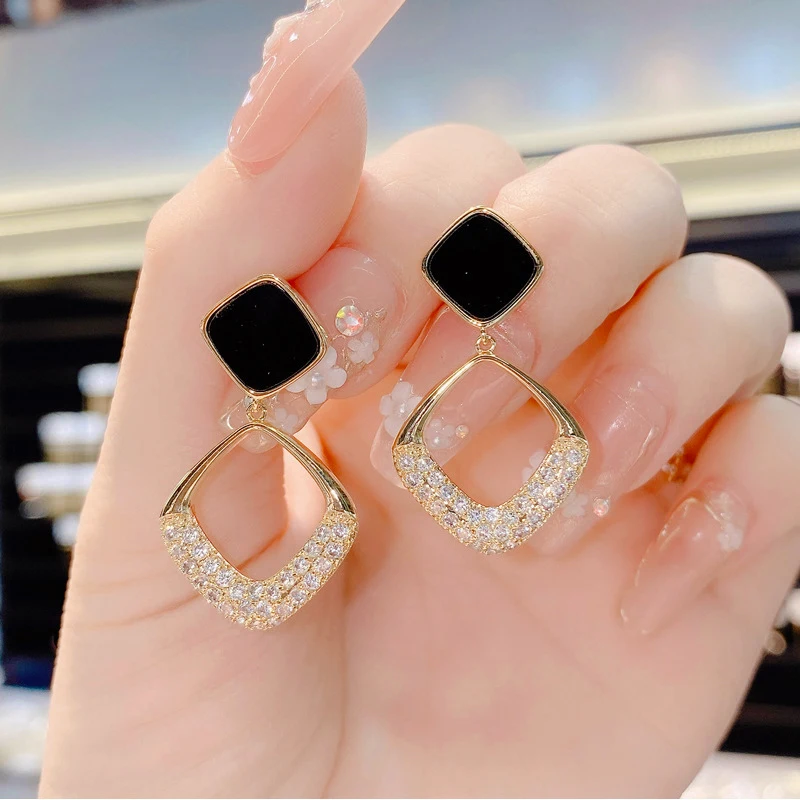 จี้ต่างหูตุ้มหูไรน์สโตนรูปทรงเรขาคณิตสี่เหลี่ยมขนมเปียกปูนแบบกลวงสำหรับสตรีน้ำหนักเบาหรูหราเครื่องประดับสำหรับงานเลี้ยงของขวัญวันเกิด