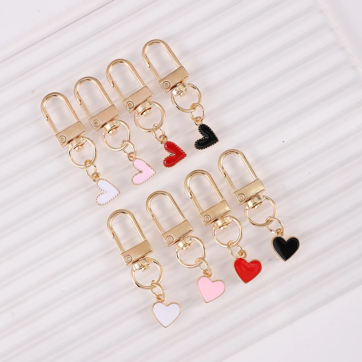 8 llaveros de corazón de metal dulce de moda, colgante perfecto para bolso tipo billetera, colgante para mochila para mujer, regalo ideal para el día de San Valentín