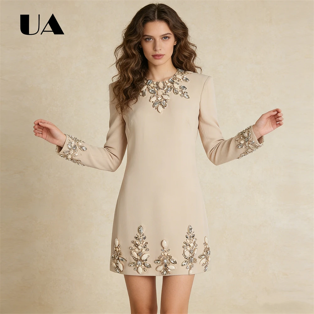 Mini abito beige a maniche lunghe da donna con girocollo in cristallo e eleganti dettagli ricamati Abiti da sera per cocktail party
