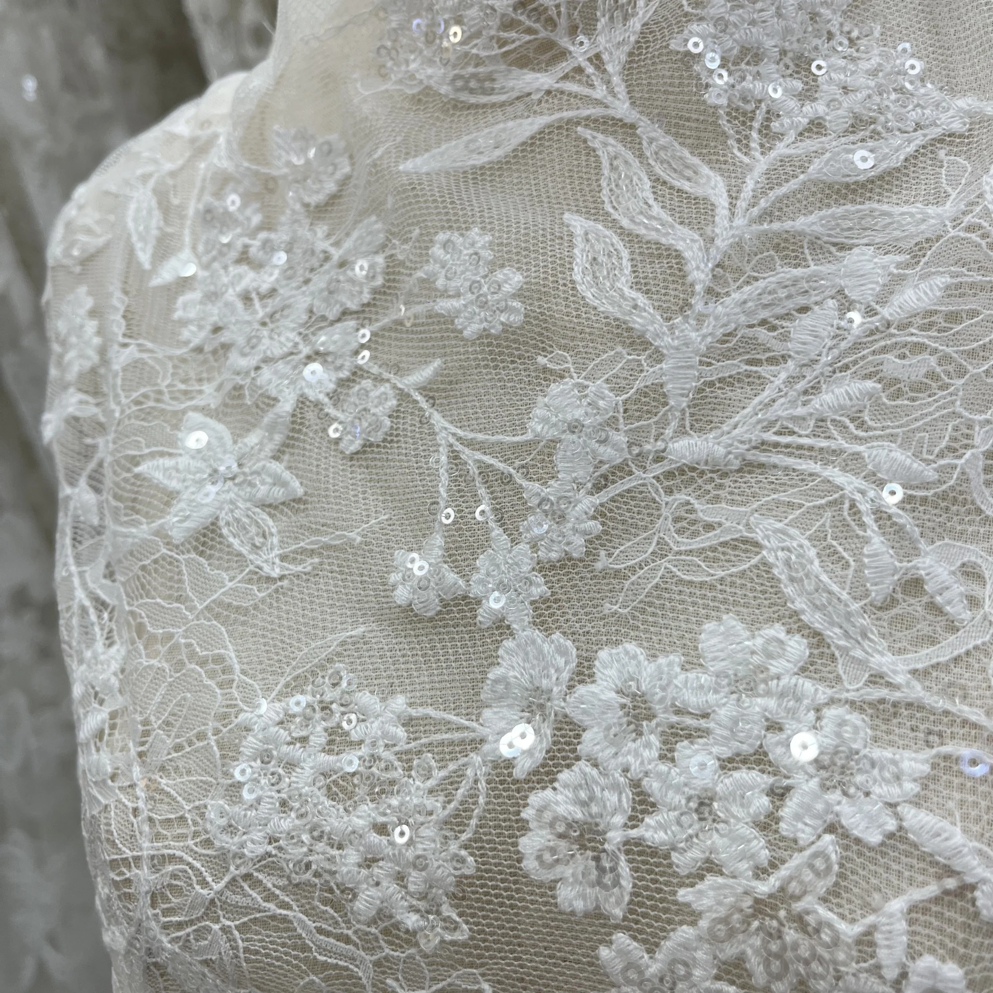The new exquisite sequined French lace embroidered fabric is suitable for designing women's wedding dresses.