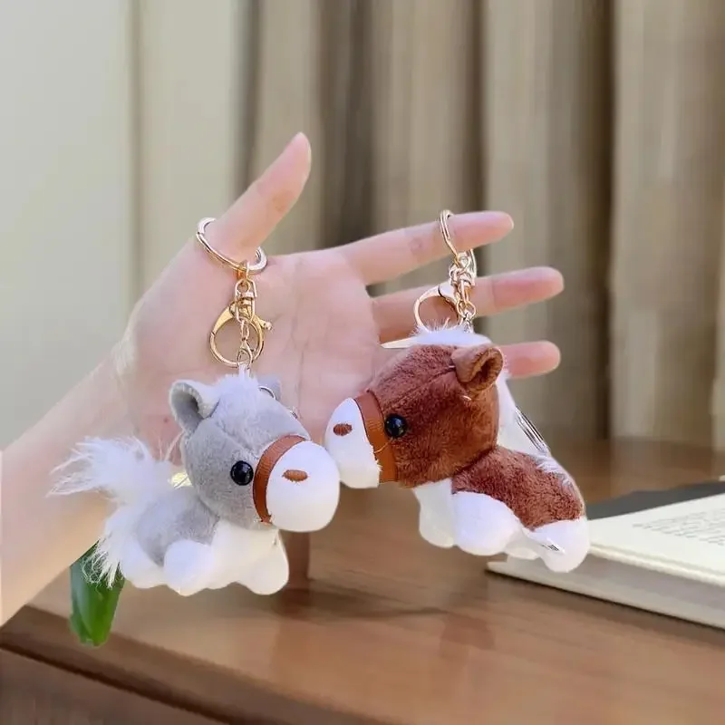 Miękki pluszowy breloczek z koniem; Uroczy pluszowy kucyk z kreskówki; Unikalny prezent na Rok Konia i ozdoba do torby