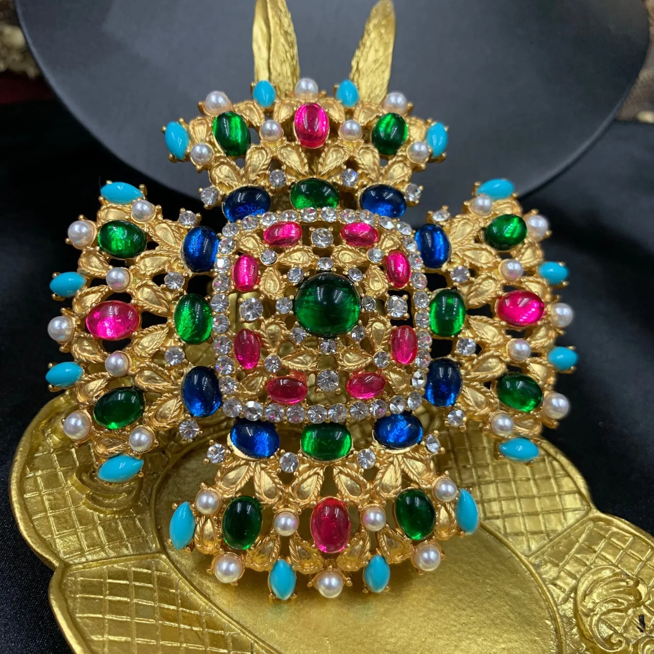 Vintage Jewelry Large Water Drop Brooch Light Luxury Gorgeous Flower-shaped Pin Rose Red Emerald Contrast Design