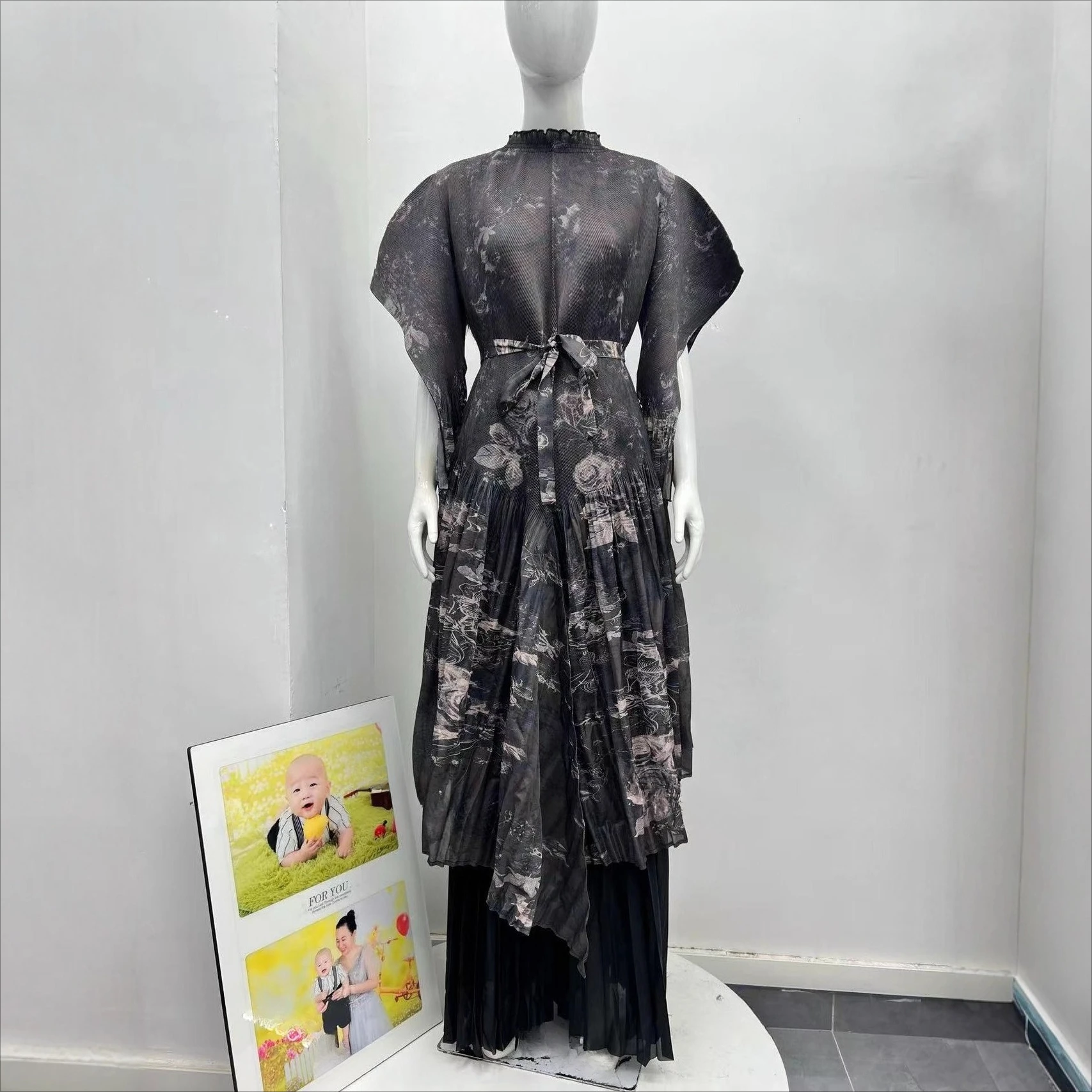 Miyake 2025 automne en gros nouveau plissé à manches courtes costume élégant à la mode ample femmes imprimé robe longue deux pièces ensemble