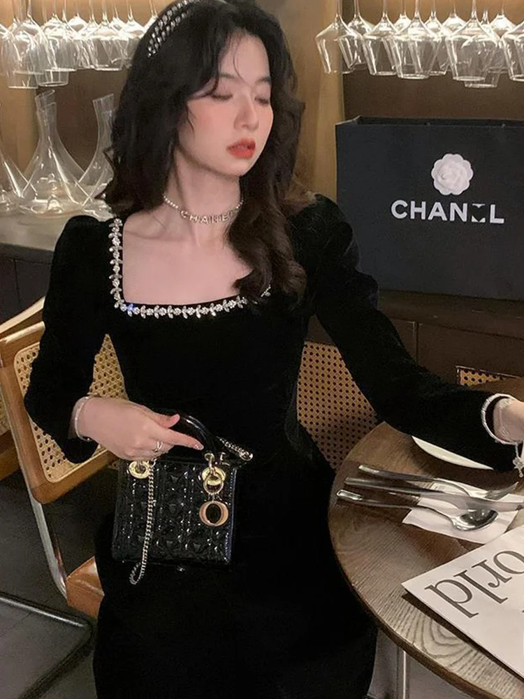 

Элегантное женское бархатное платье Ele Velvet Dr, черное, с квадратным вырезом, длинными рукавами, завышенной талией, модное, зима 2025, роскошное, миди