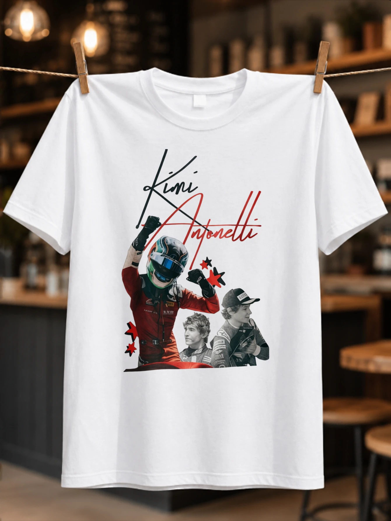 Collage de course automobile Kimi Antonelli avec poses de pilotes, signature en script rouge et accents étoilés, T-shirt unisexe audacieux