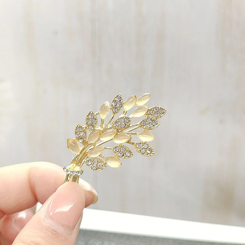 

Light luxury, niche cat-eye, wheat ear women's high-end exquisite brooch, fashionable brooch with a hundred matching accessories