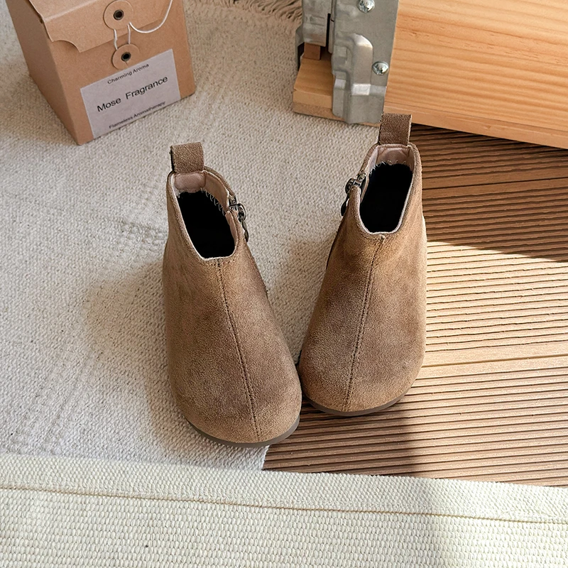 أحذية الفتيات في الهواء الطلق للأطفال الصغار للخريف والشتاء بلون سادة كلاسيكي عالي الجودة من القطيفة بنعل ناعم مريح مانع للانزلاق.