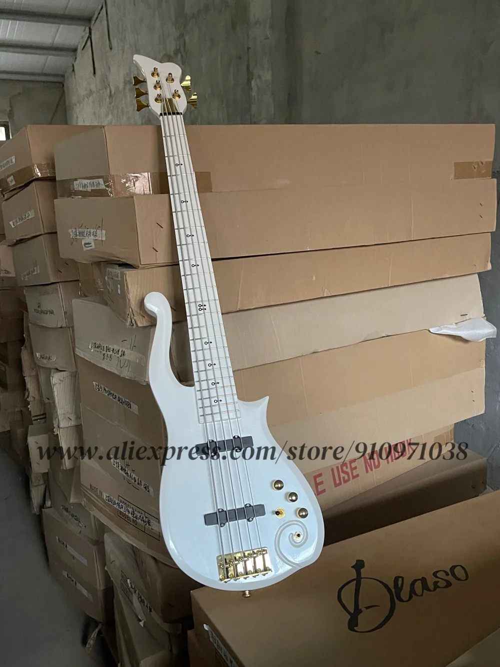 

5 string pearl white bass guitar, fixed bridge, maple neckset in Solid wood body. Golden tuner. Prince Yun bass guitar