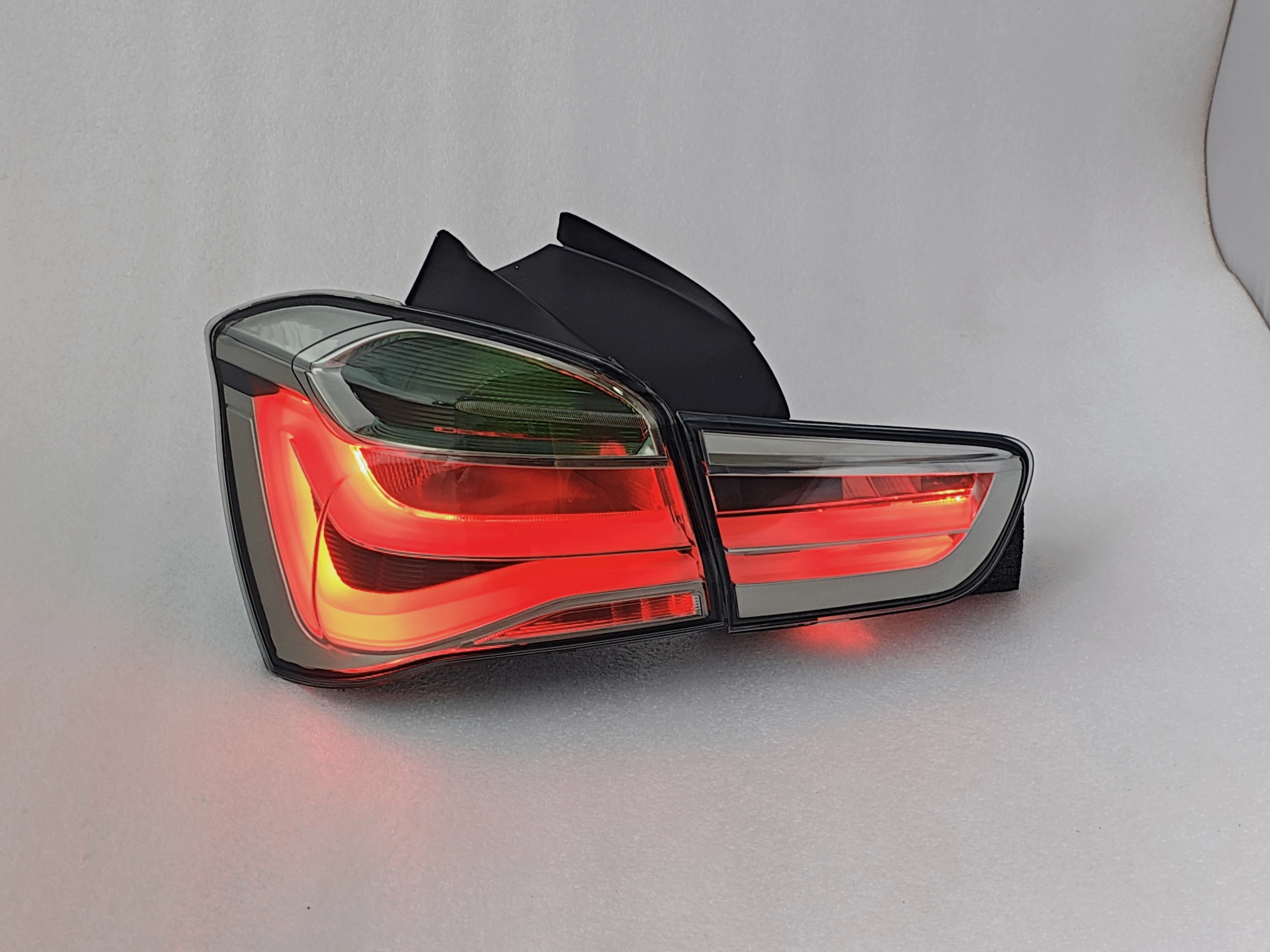 المصابيح الخلفية السوداء عالية الجودة للبيع بالجملة لسلسلة واحدة F20 2015 2016 2017 2018