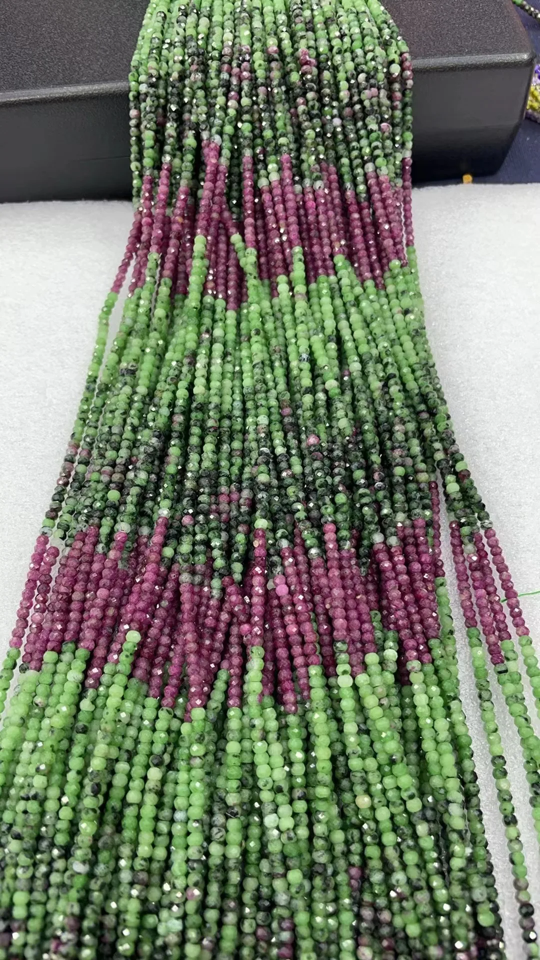 

Natural red and green treasure gradient beads cuttang2x3mm length39cm