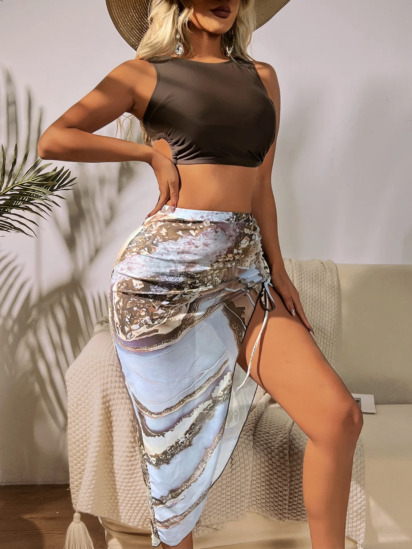 2025 Seksowny 3-częściowy zestaw bikini z nadrukiem Trójkątny top i spódnica z wysokim rozcięciem Damskie stroje kąpielowe Zakrycie na plażę Zestawy spódnic na wakacje