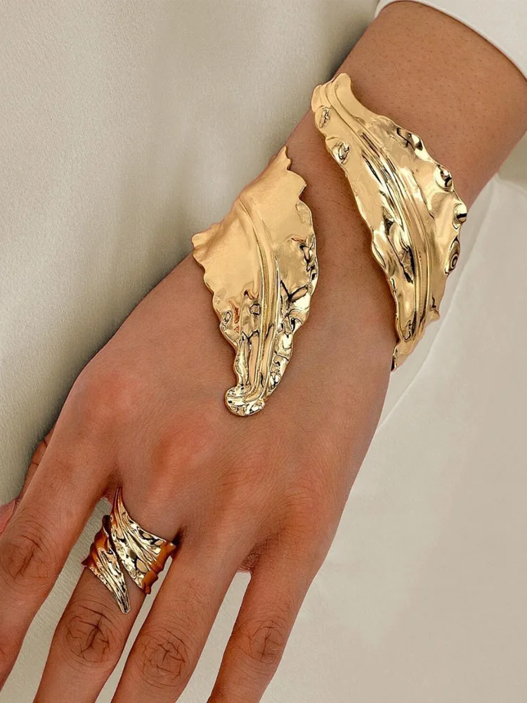 Vintage Mode Plissiertes Blatt-Armband Spiralförmiger Verstellbarer Ring-Set für Damen Goldfarben Armreif Party Urlaub Schmuck