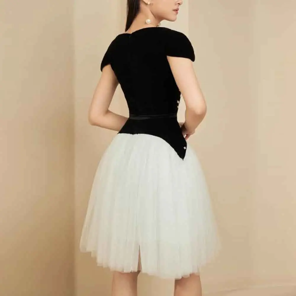 فستان كوكتيل رسمي بأكمام قصيرة متواضع مخصص ورقبة على شكل حرف V وحفلات التخرج بطول الركبة فساتين بيبلوم