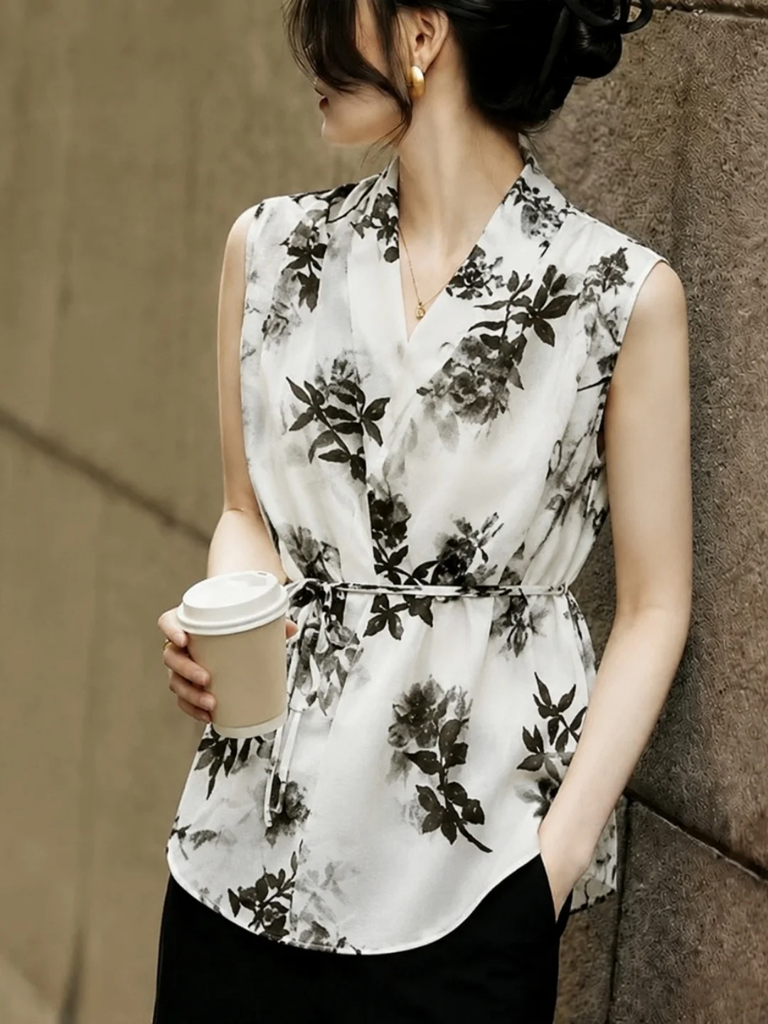 

2026 Summer Commute Style Sleeveless Vest Belted Waist Slimming Unique Design Printed Top Women's Silk Fashion Clothing