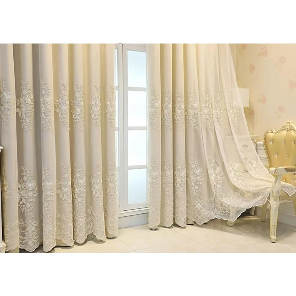 Dwuwarstwowe beżowe zasłony z koronkowym haftem, 2 panele, 300 cm szer. x 270 cm wys., idealne do sypialni i salonu, zapewniające prywatność i styl.