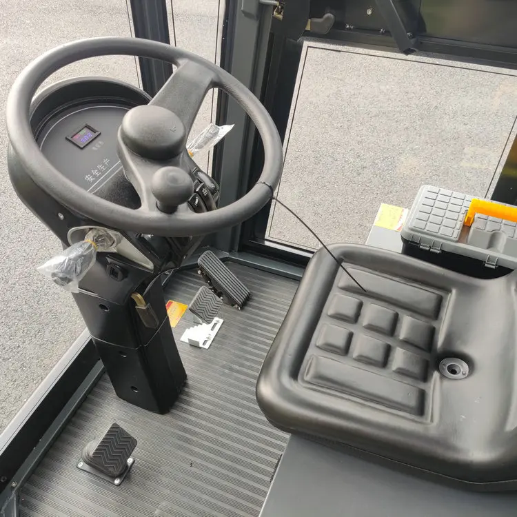 New Enclosed Electric Street Cleaning Equipment Battery-Powered Road Sweeper