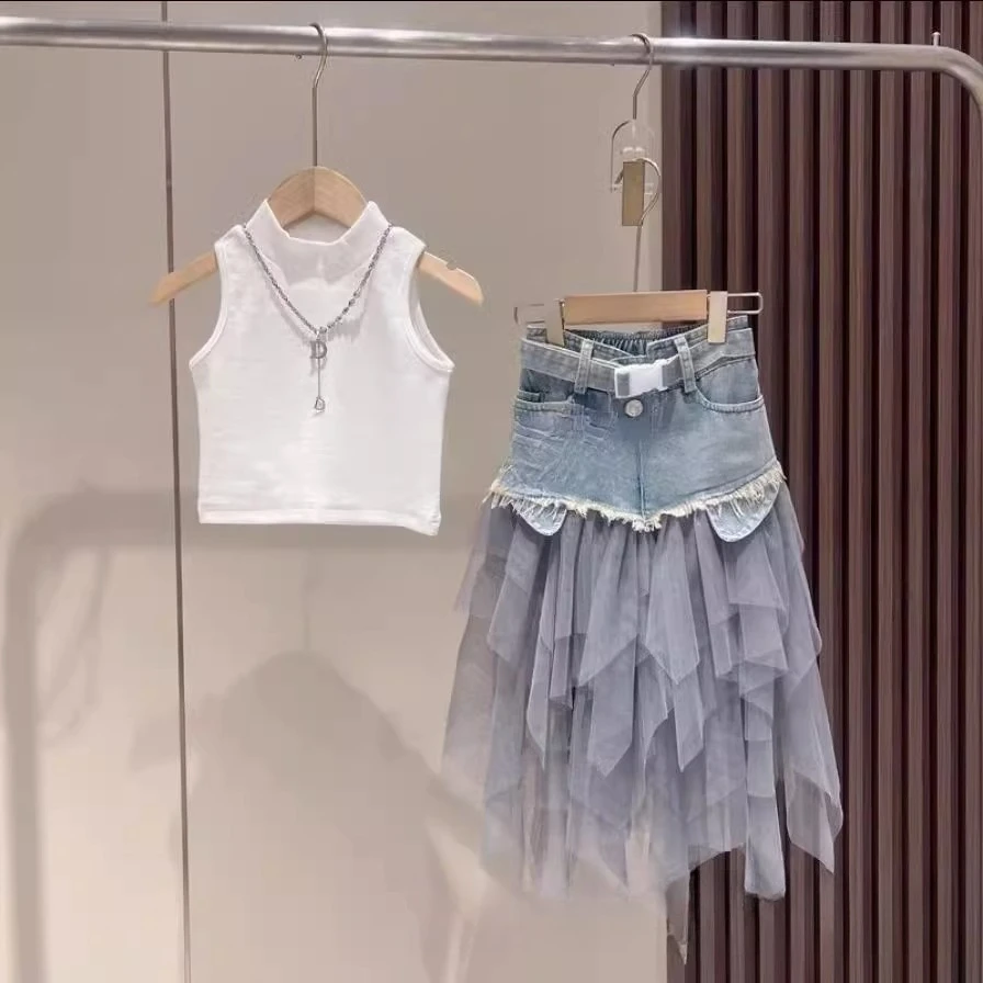 

Модный комплект для девочек, новинка лета 2023 года, корейский повседневный однотонный топ без рукавов и джинсовая юбка с сетчатыми вставками, комплект из 2 предметов