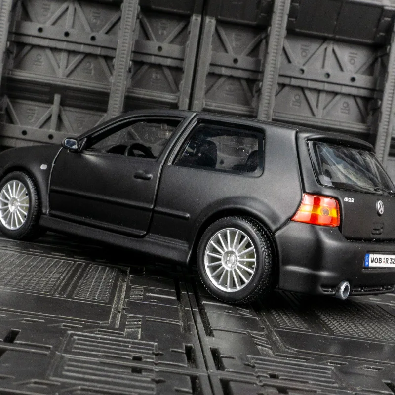 Maisto 1:24 Volkswagen Golf R32 aleación sedán modelo coche adorno estático colección regalo puerta y capó del motor se puede abrir