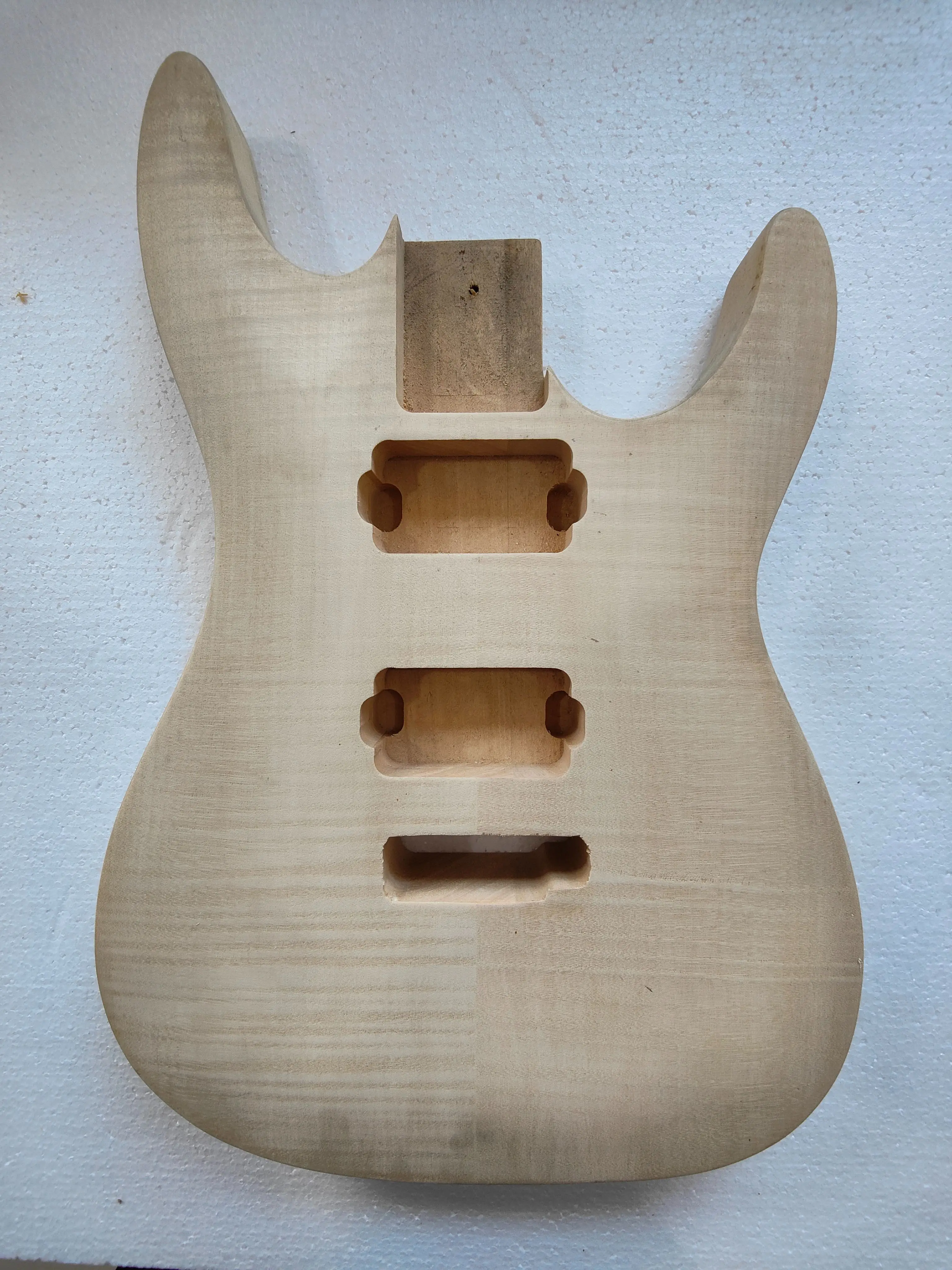 

Unfinished basswood Body Flame Maple Veneer, Natural Color Electric Guitar Body, No Paint, DIY Musical Instrument Accessories