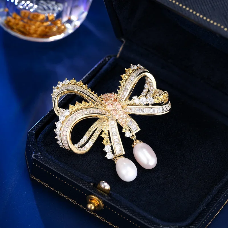 2025Arco, spilla con ciondolo con perle d'acqua dolce naturali, abito alla moda ed elegante, soprabito, accessorio cardigan da donna