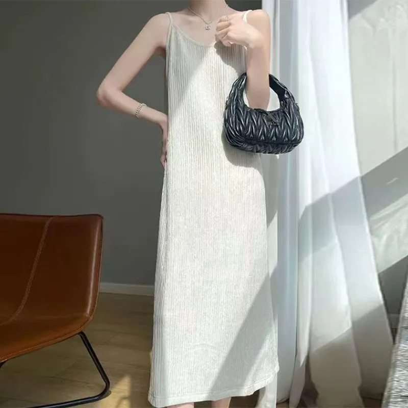 女性スパゲッティストラップドレス 2025 夏ソリッドカラールーズロングビーチサンドレス怠惰なエレガントなノースリーブイブニングパーティーミディド​​レス