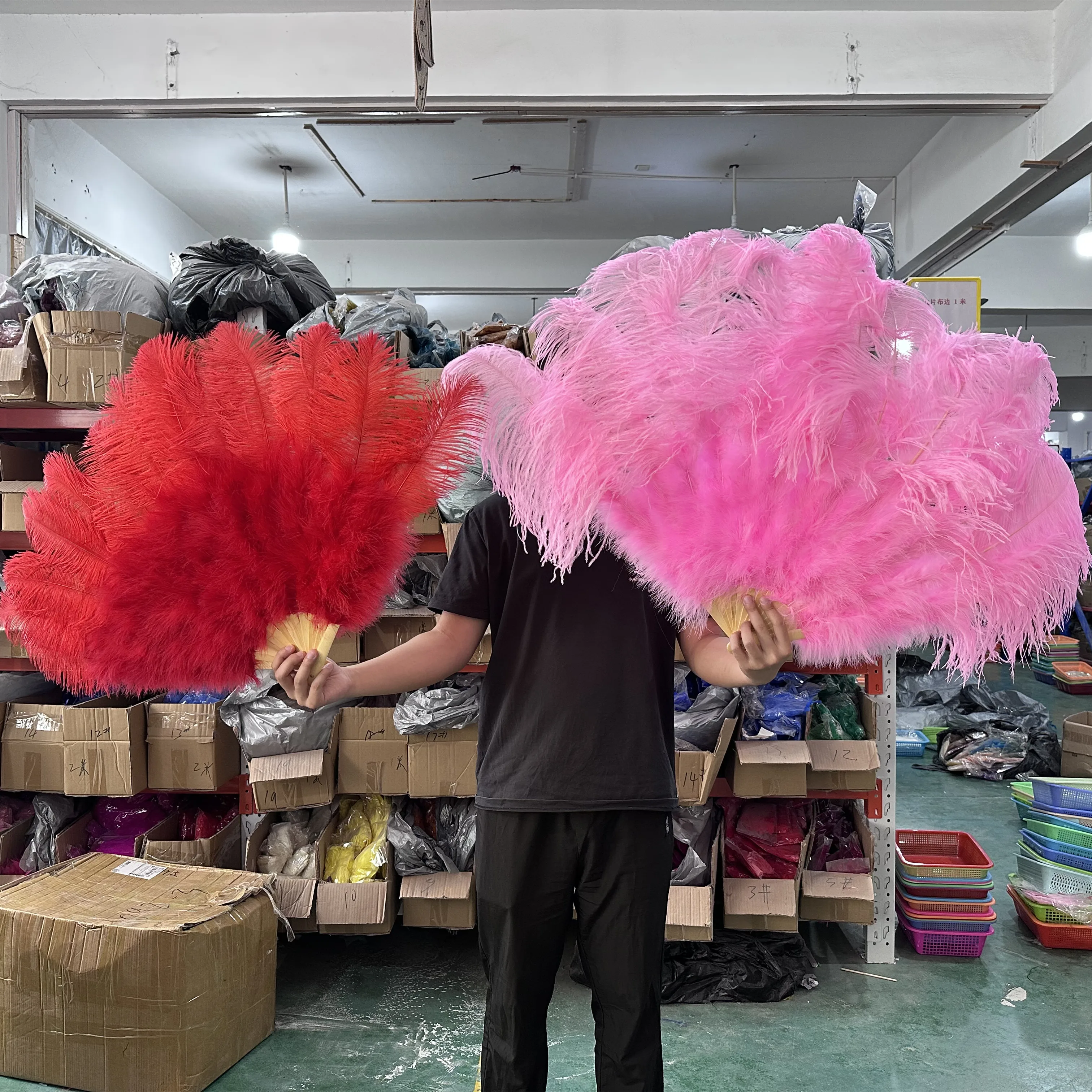 Abanicos de pluma de mano de avestruz Natural, 2 piezas, para actuaciones en escenario, espectáculo de bailarina, fiesta de boda, accesorios de Carnaval