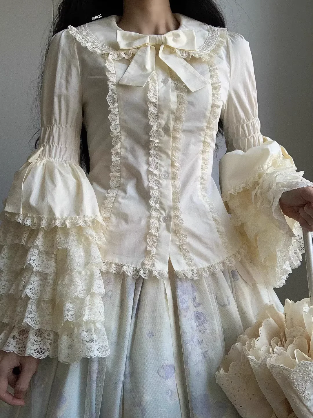 Camisa Elegante de Manga Flare com Gola Peter Pan para Meninas, Estilo Lolita, Cor Sólida com Laço