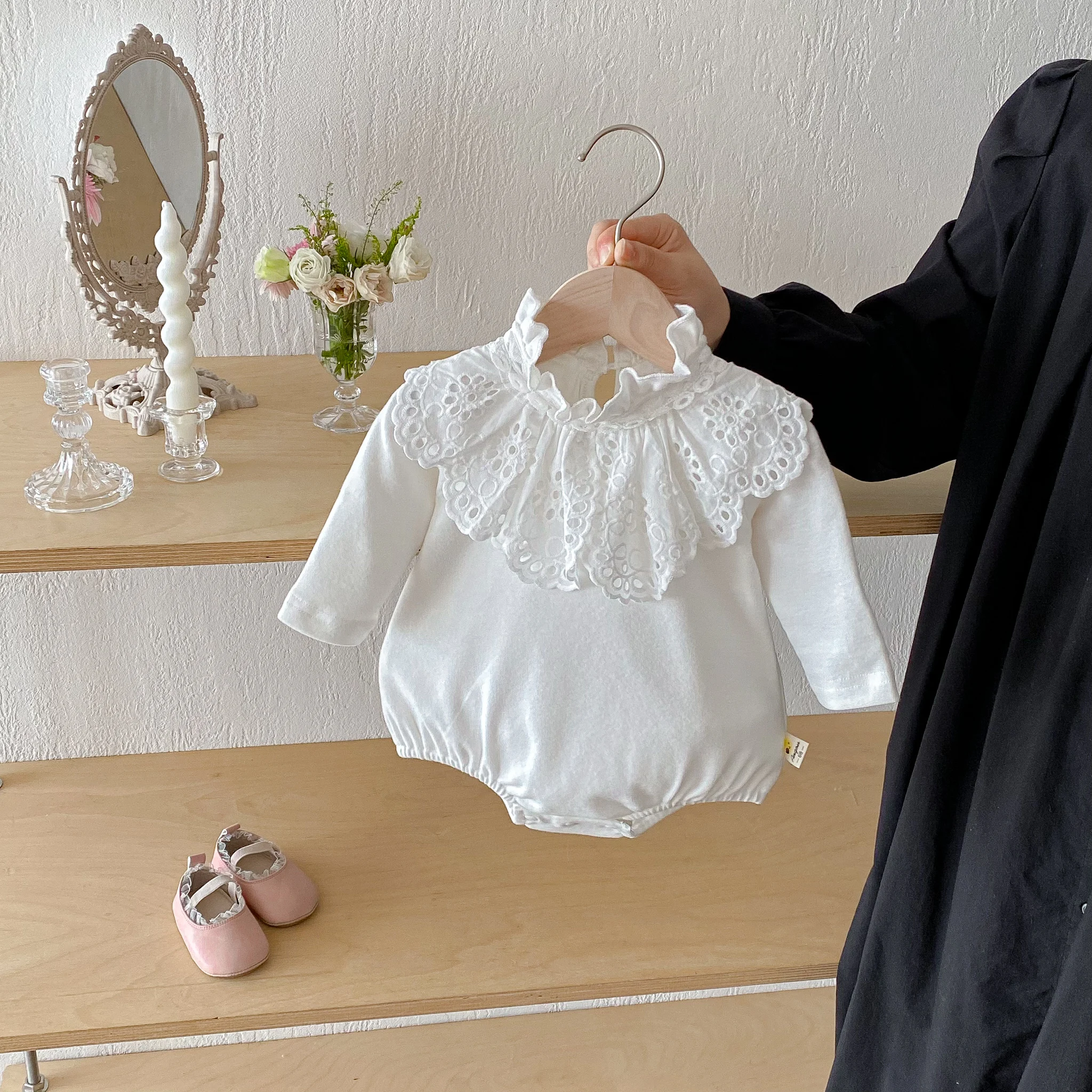 Autumn baby girl's large lapel triangular one-piece dress with lace collar, sweet long-sleeved crawling suit