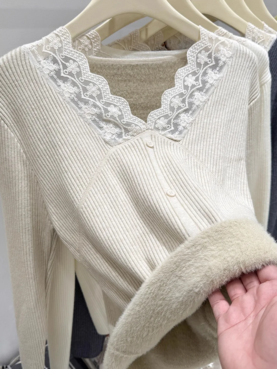 

Женское вязаное платье с кружевными вставками, длинное, с V-образным вырезом, осенне-зимнее, новое, без бирки, цельное, из вельвета...