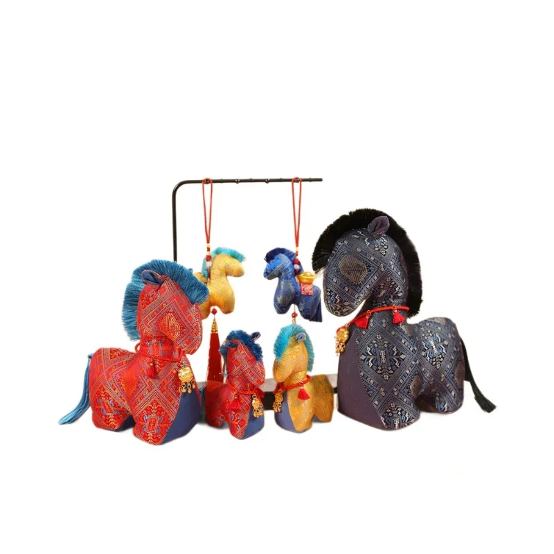 2026 سنة الحصان التميمة قلادة ألعاب من نسيج مخملي دمية النمط الصيني المهر دمية السنة الجديدة هدية المال قريبا