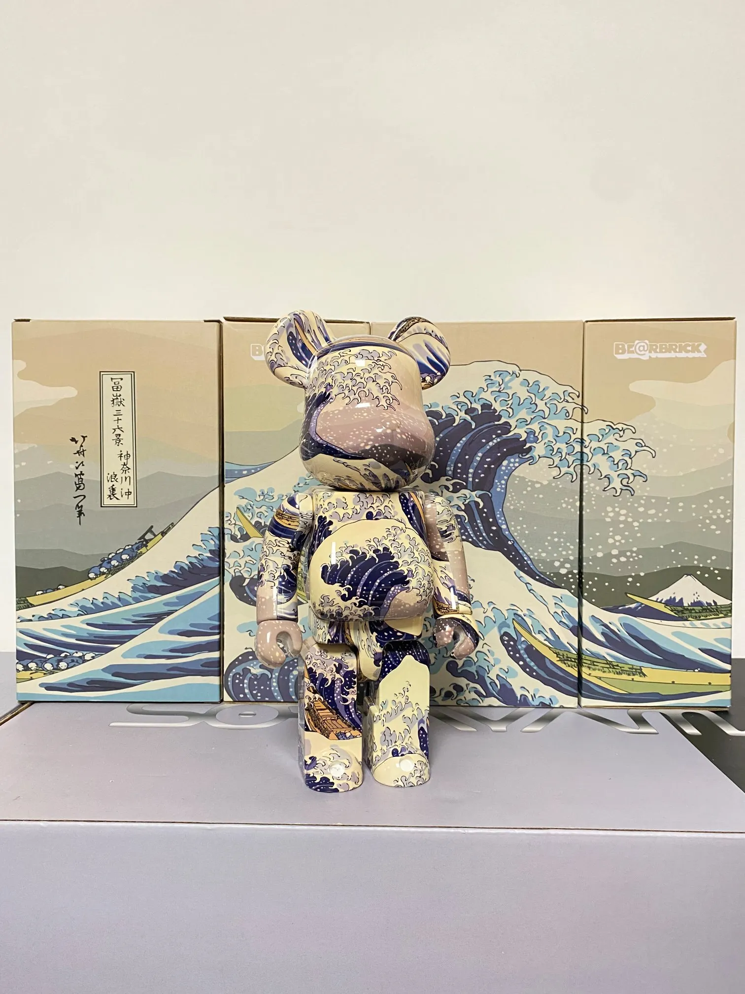 

Bearbrick 400% Kanagawa Surf 28cm Height Brick Bear Figure Trendy Toy Doll Gift Ornaments