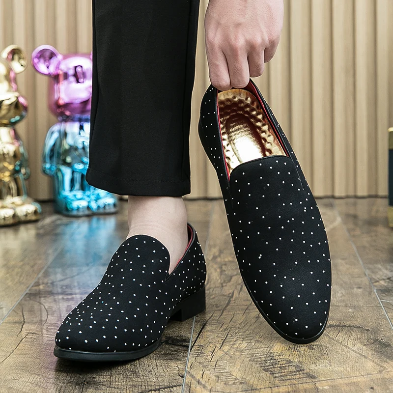 Classic Men Loafers PU Casual Comfortable Fashionable Versatile Small Leather Shoes Men Gentlemen Social Shoes in Sizes 38-47