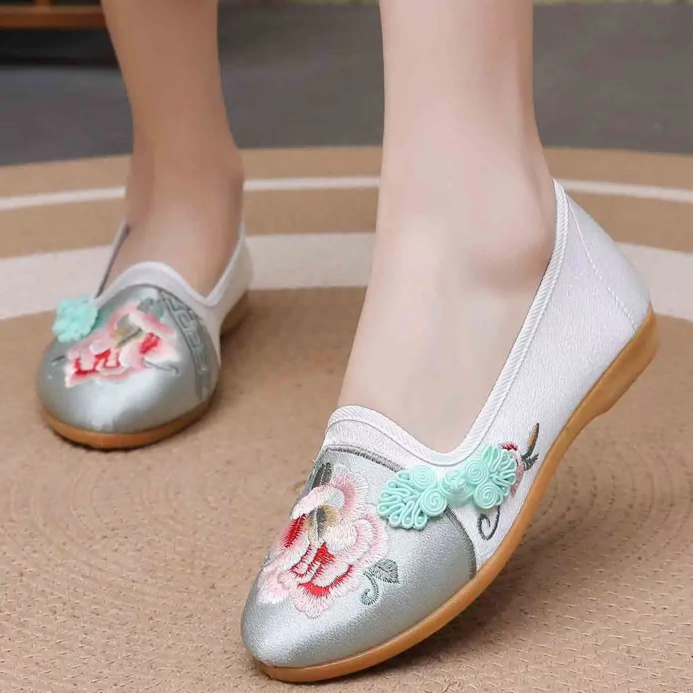 

Women Shallow Flat Sole Embroidered Shoes Spring Summer New Soft Sole Non Slip Round Toe Slip On Ethnic Style Retro Nude Shoes