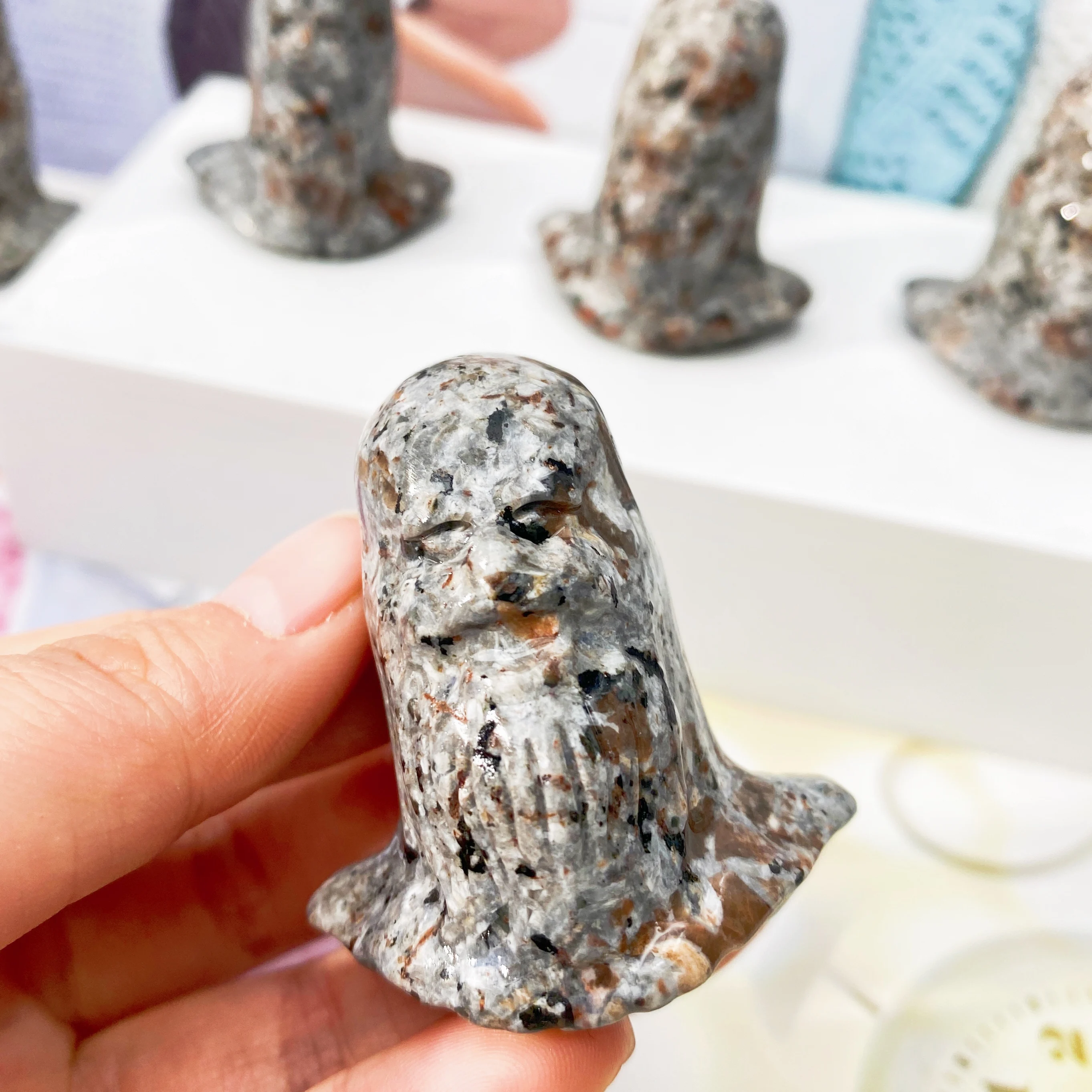 

1 шт. фигурки Yooperlite Chewbacca-УФ-флуоресцентные, коллекции камней, идеальные для Хэллоуина, Рождества, Пасхи, подарки на выпускной