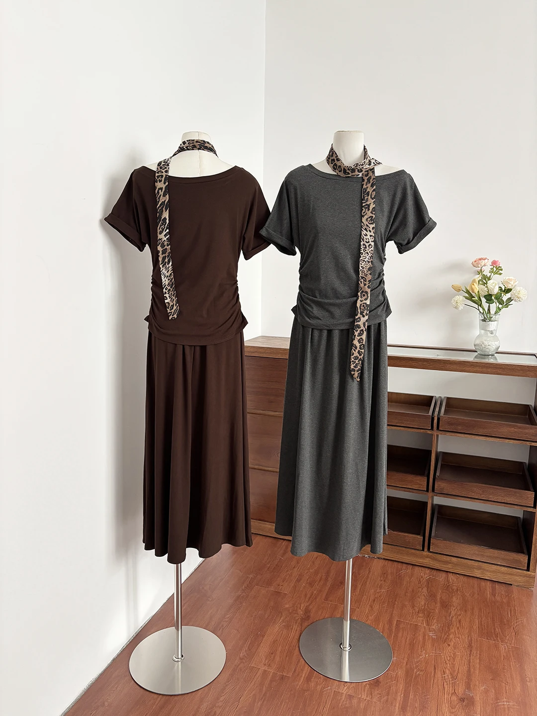 

Летний комплект 2026: повседневная приталенная футболка с коротким рукавом и юбка миди с высокой талией в корейском стиле, простой и модный женский комплект из двух предметов