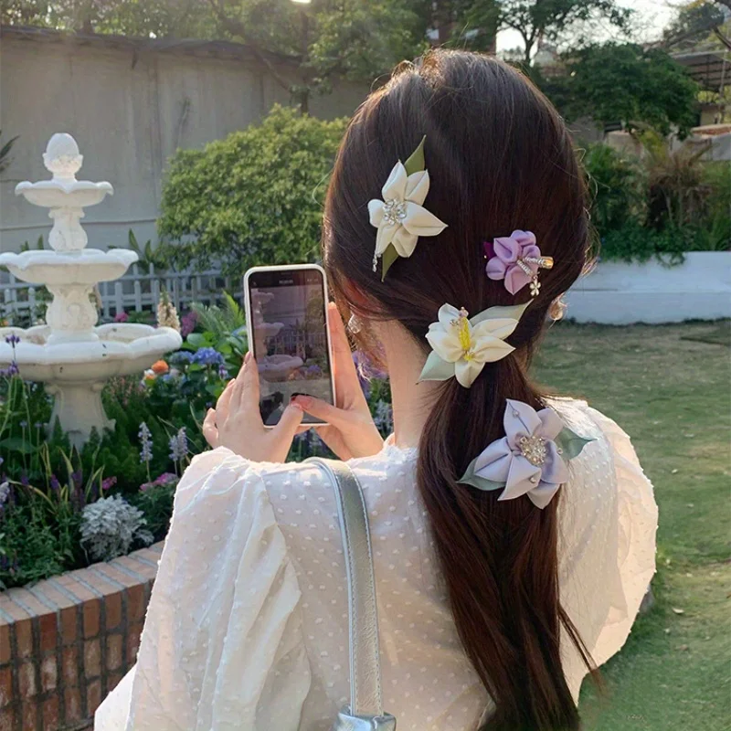 Handgefertigte realistische Blumen-Haarspange – 3D-Lilien-Seitenclip für Frauen, Haarschmuck im Resort-Stil für Frühling und Sommer