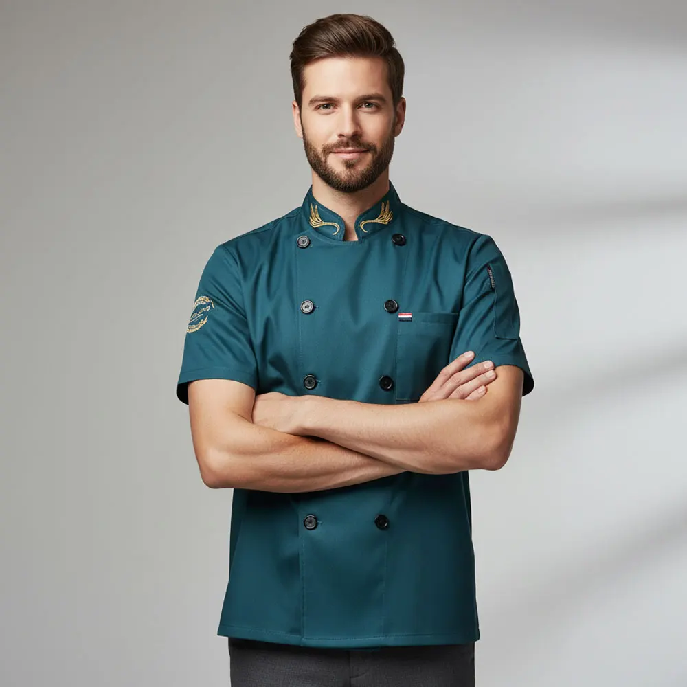 

Легкий дышащий комбинезон шеф-повара — рабочая одежда из 100% полиэстера с короткими рукавами, карманами и золотой эмблемой