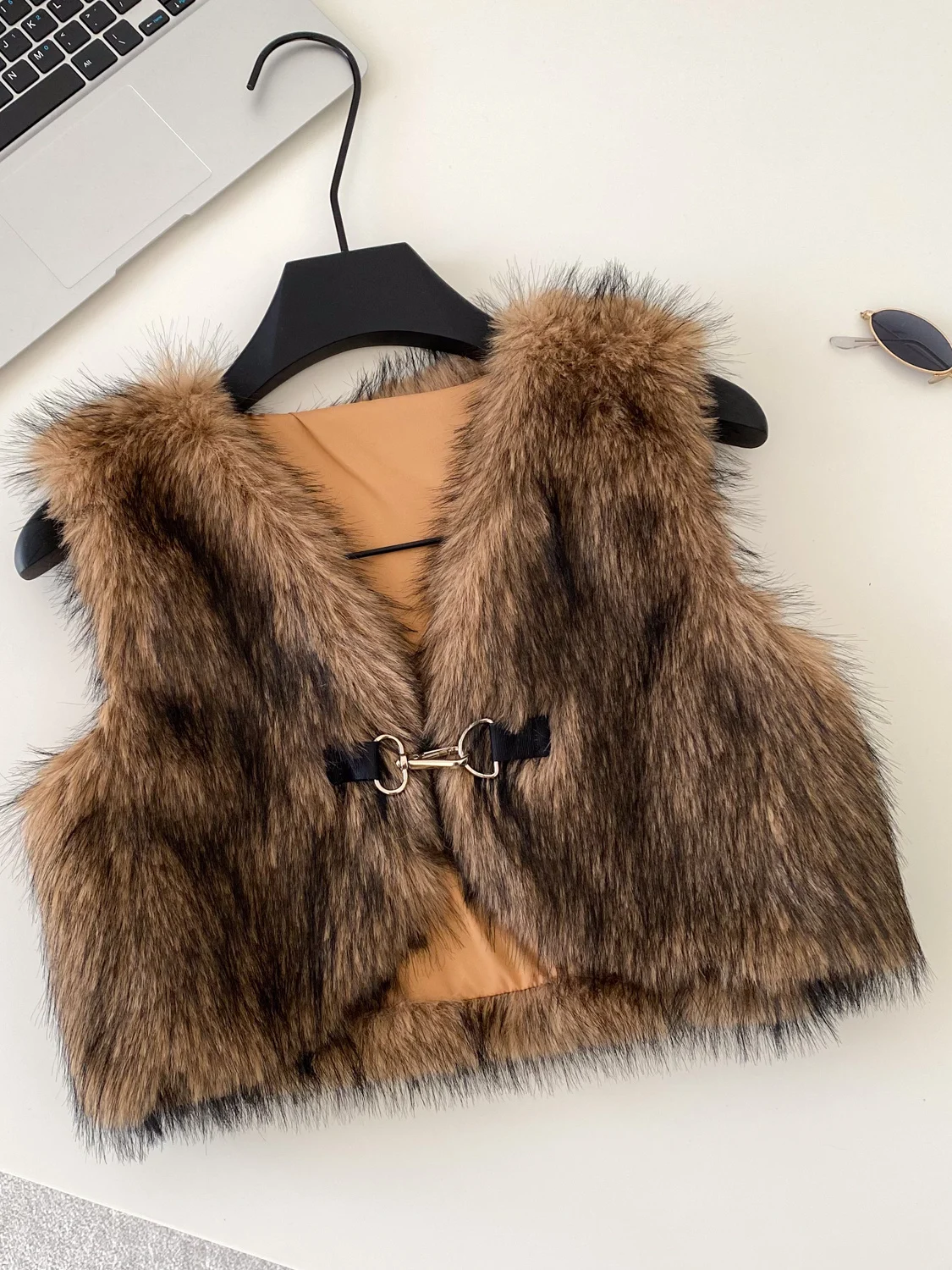 통근용 슬레 V넥 퍼리 베스트 여성용 싱글 버튼 슬레 인조 모피 플러피 베스트 고급스러운 느낌의 아우터웨어