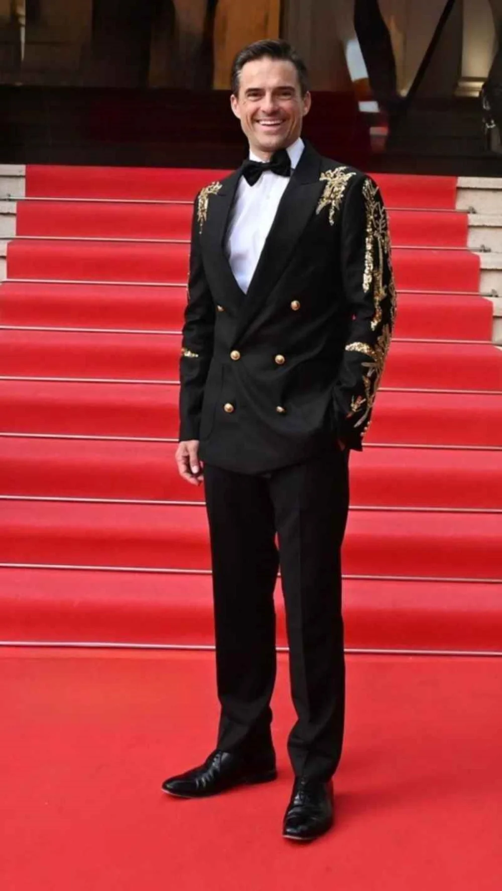 ชุดสูทผู้ชายคลาสสิกแบบ 2 ชิ้น ปกแหลม กระดุมสองแถว ประดับลาย ชุดทักซิโด้เจ้าบ่าวงานแต่งงาน งานพรอม ชุดสูทผู้ชายสั่งตัดได้