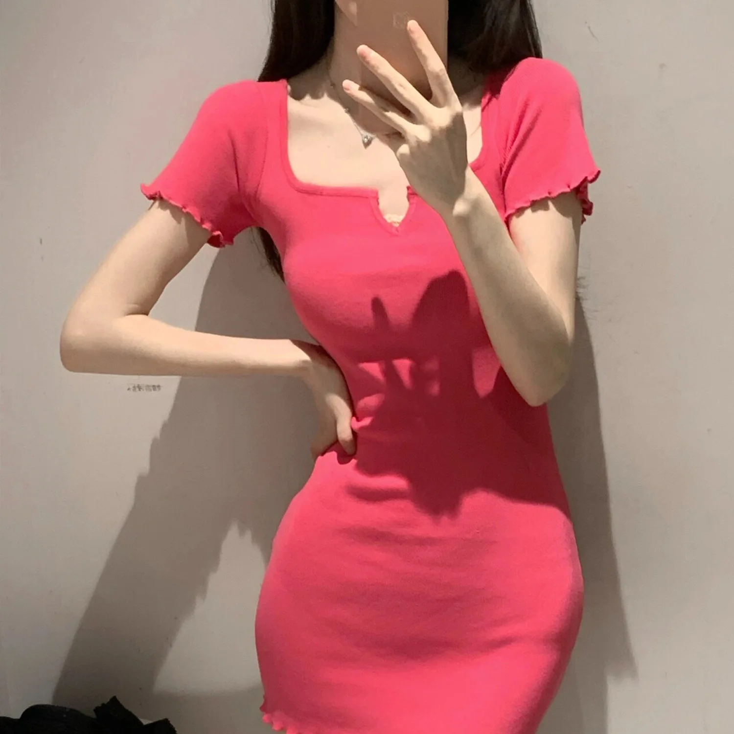 Sexy heißes Mädchen-T-Shirt-Kleid mit V-Ausschnitt und kurzen Ärmeln für Frauen im Sommer, kleine und schmale Passform, sexy, hüftumarmender A-Linien-Kurzrock