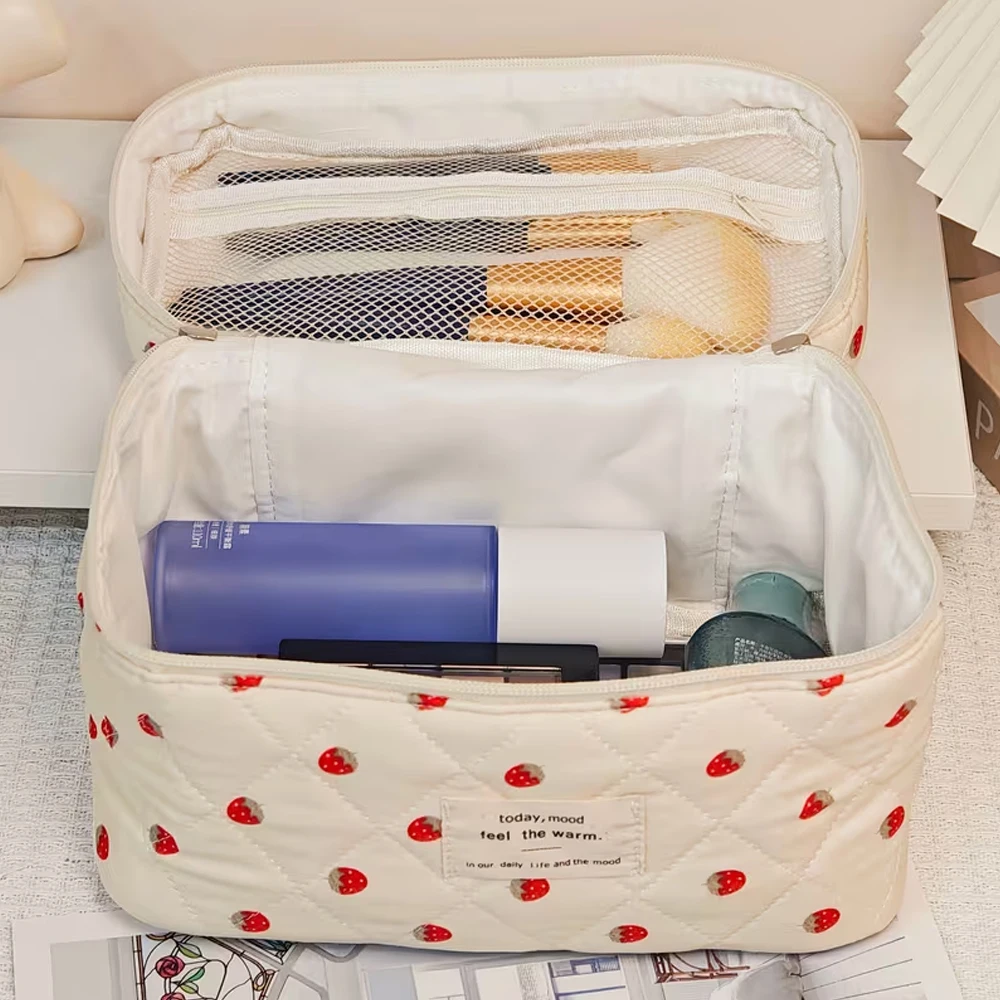 Handtasche mit Erdbeer- und Beerenmuster, ideal zum Aufbewahren von Kosmetikartikeln, im süßen College-Stil, eine schöne Aufbewahrungstasche für Mädchen, vielseitig einsetzbar und mit großem Fassungsvermögen, ein kleines Geschenk für die Freundin. – Detail 4